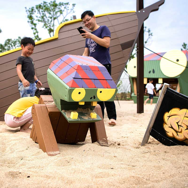 Parque infantil al aire libre con temática de plantas y zombis