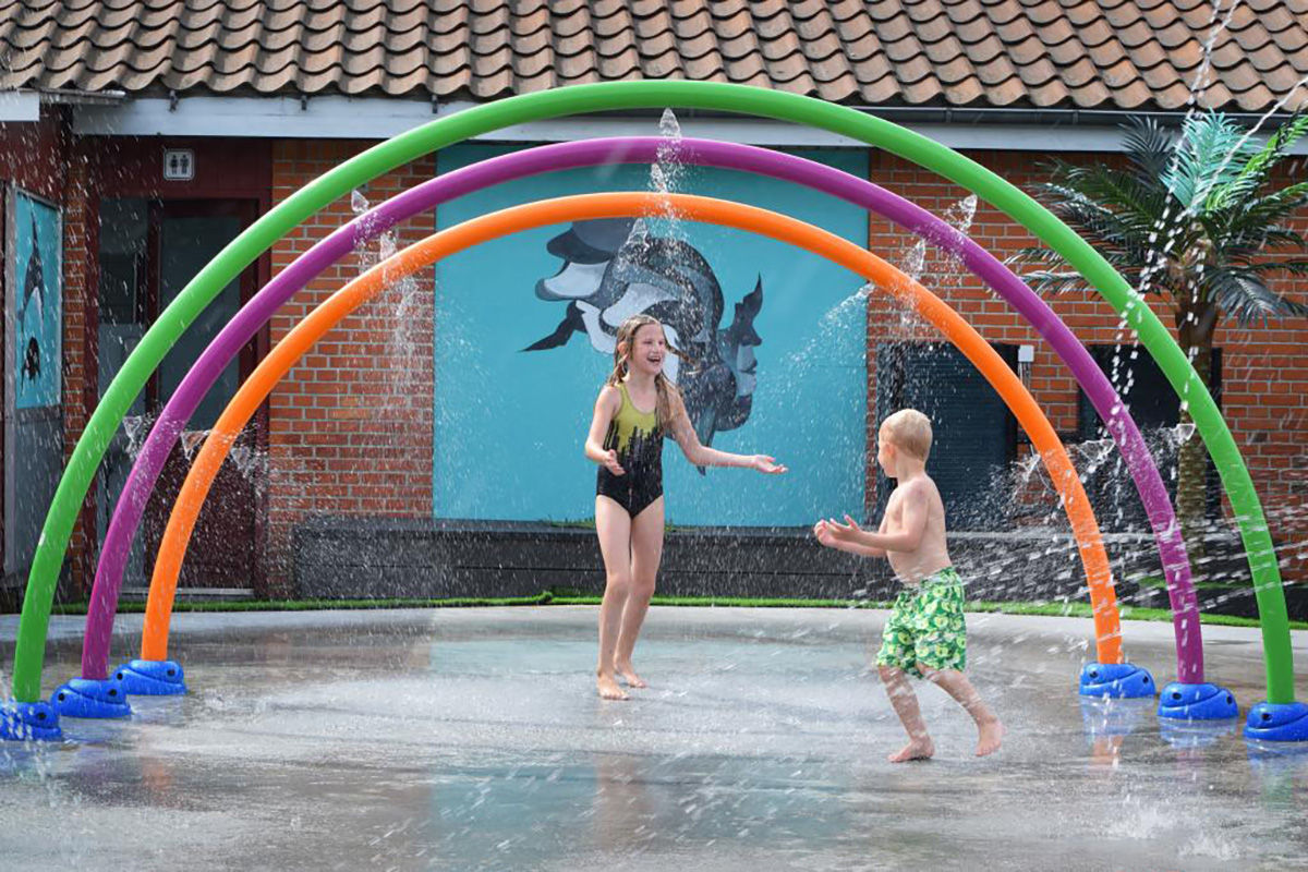 equipo de juegos infantiles con zona de chapoteo (3)