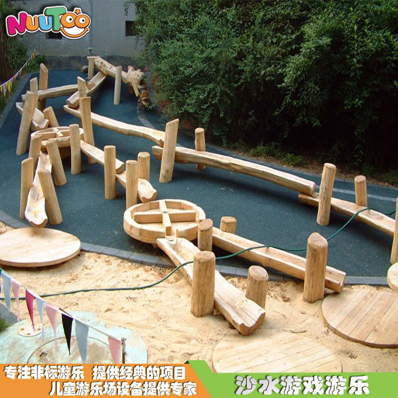Equipo de juegos acuáticos para niños al aire libre.