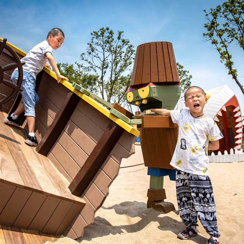 Parque infantil al aire libre con temática de plantas y zombis