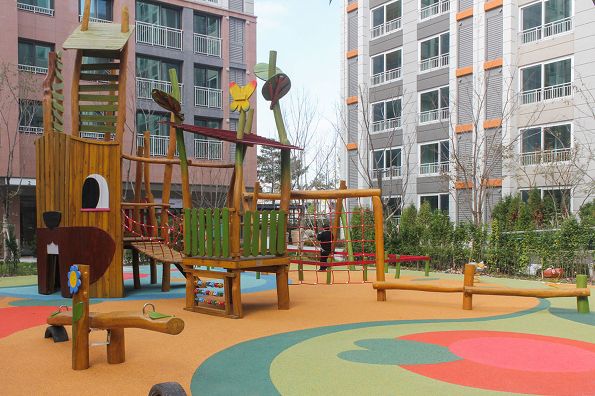 Parque infantil de madera al aire libre (18)