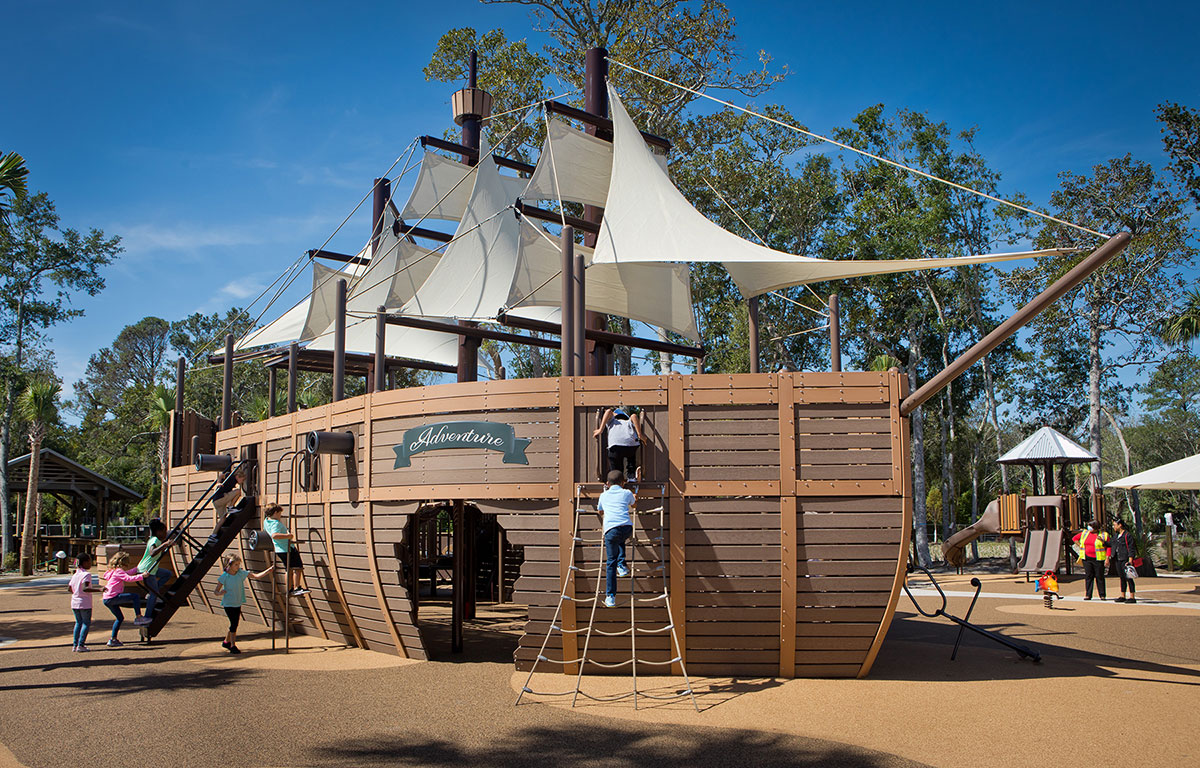 parque infantil al aire libre con barco pirata (1)