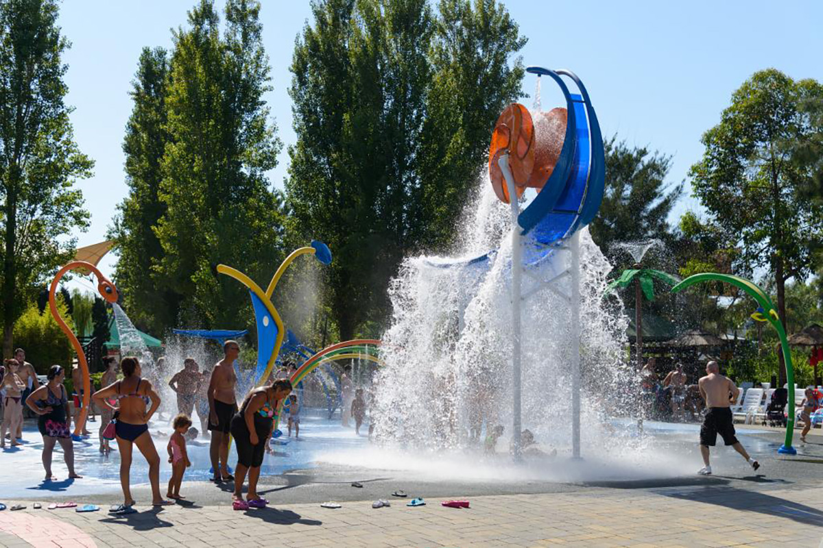 equipo de juegos infantiles con zona de chapoteo (1)