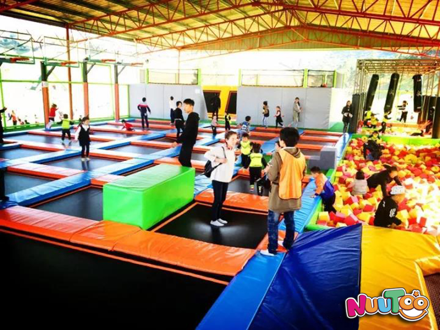 Gran trampolín interior + castillo travieso + parque infantil