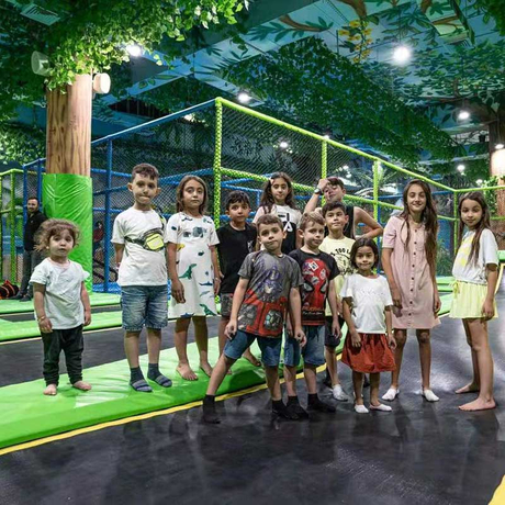 Equipos de juego de interior con temática forestal en Israel