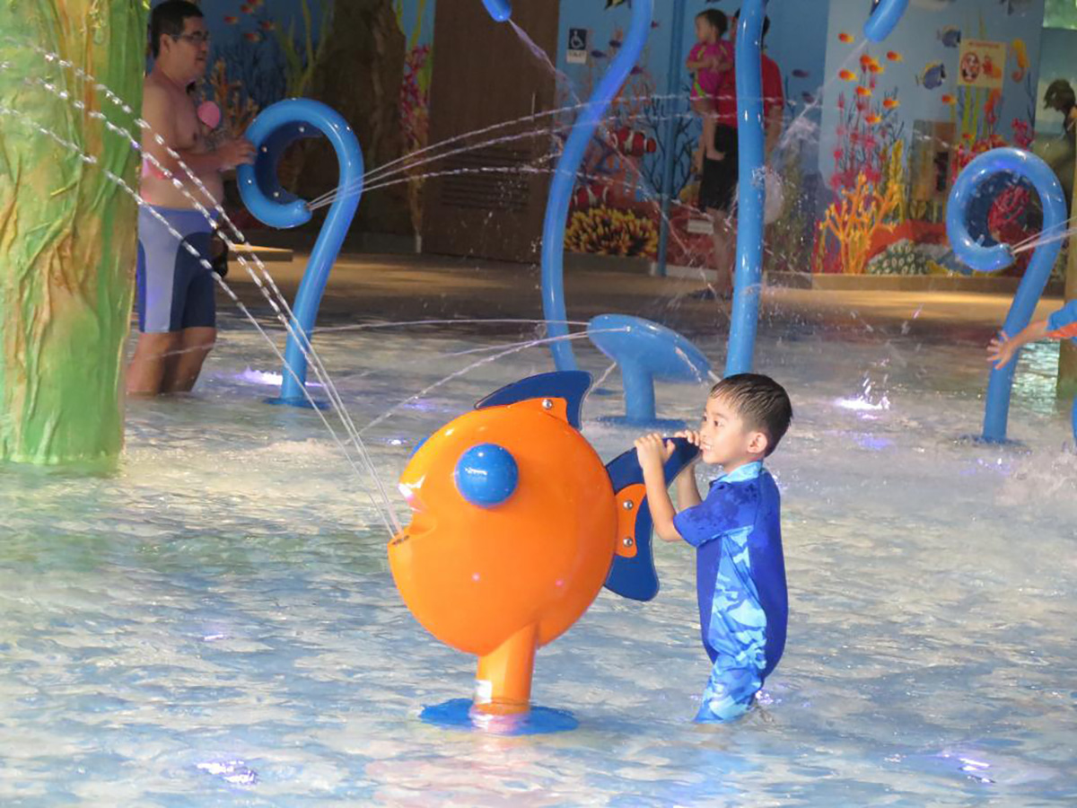 equipo de juegos infantiles con zona de chapoteo (2)