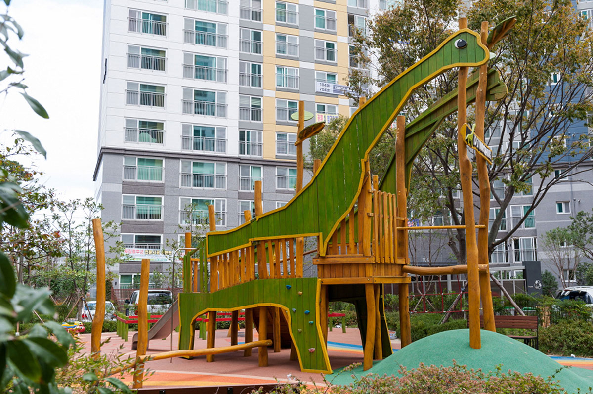 Parque infantil de madera al aire libre (4)