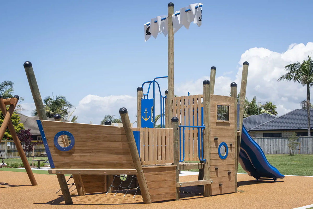 parque infantil al aire libre con barco pirata