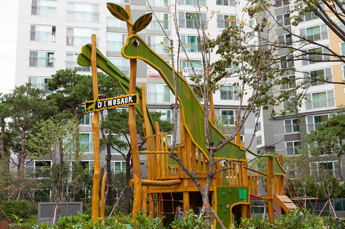 Parque infantil de madera al aire libre (3)