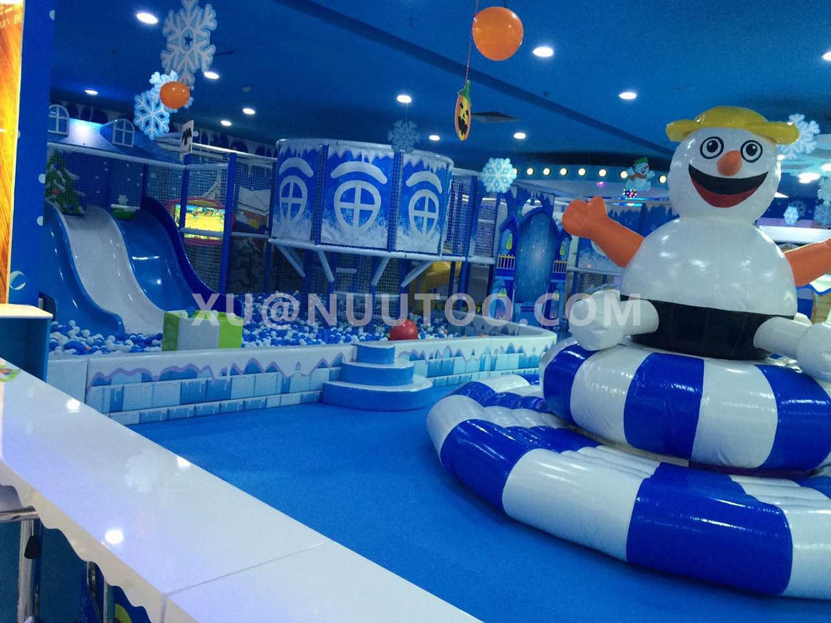 Parque infantil cubierto con tema de nieve (2)