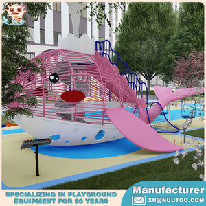 Fabricante de equipos para parques infantiles diseña un parque infantil con rociadores de peces de colores para niños