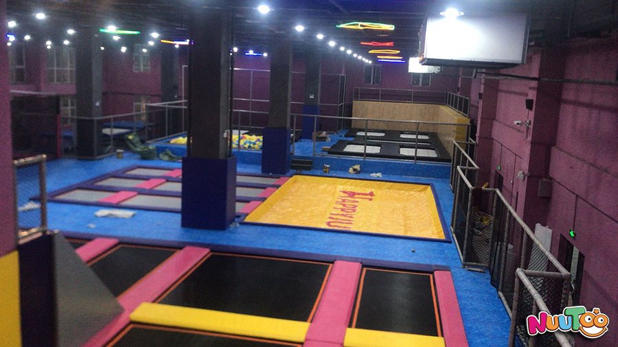 Juego cuadrado + trampolín + castillo travieso interior